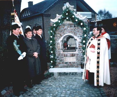 auf dem Foto links: Hauptmann Hermann Toonen †, Pfleger des St. Tönnes-Hüske Helmut Stenmans, zum Teil verdeckt Fahnenoffizier Josef Humm, Präsident Rudi van Bühren rechts: Präses Pastor Alois van Doornick